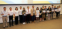 中大工程學院副院長（教育）金國慶教授（左七）頒發2017 MOOCr獎項予一眾得獎者